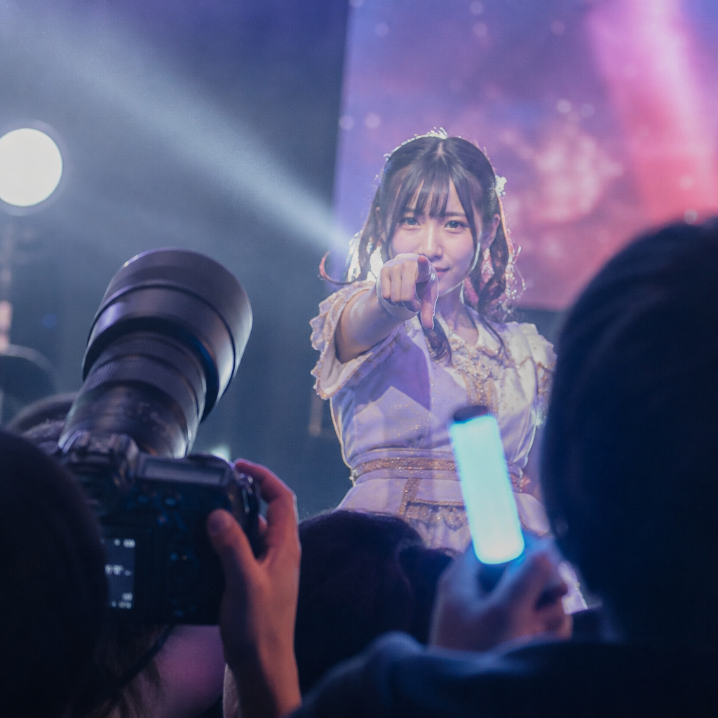 ライブ中の推しと目が合った(気がする)。カメコにとってこの錯覚が最高のモチベーション。 挿絵